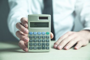 İşadamı gösteren hesap makinesi. İş