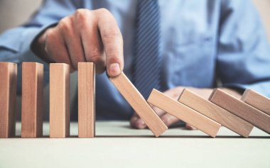  Adam el risk düşen bir domino etkisi durdurma.