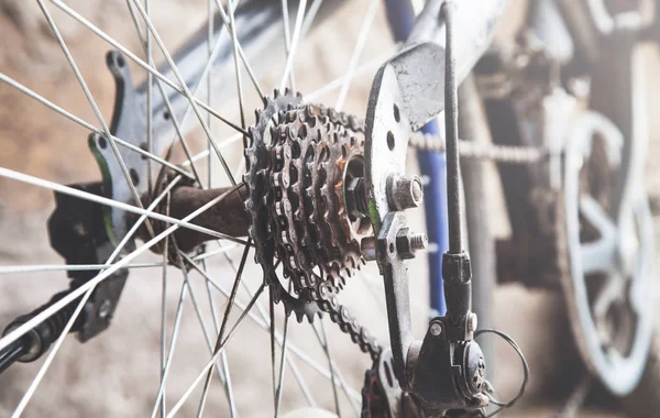 Avvicinamento di una catena e di un sistema di ingranaggi della bicicletta . — Foto Stock