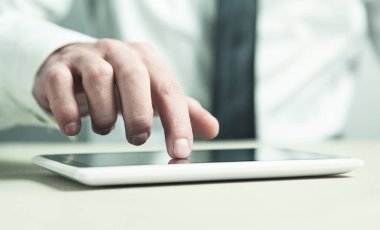 Dijital tablet dokunmadan adam parmak.