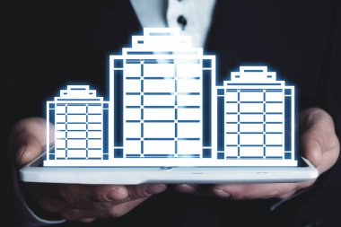 Resimde yüksek doğmak bina tutan adam. Mühendislik kavramı