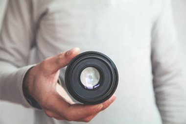 Adam gösteren kamera objektifi.