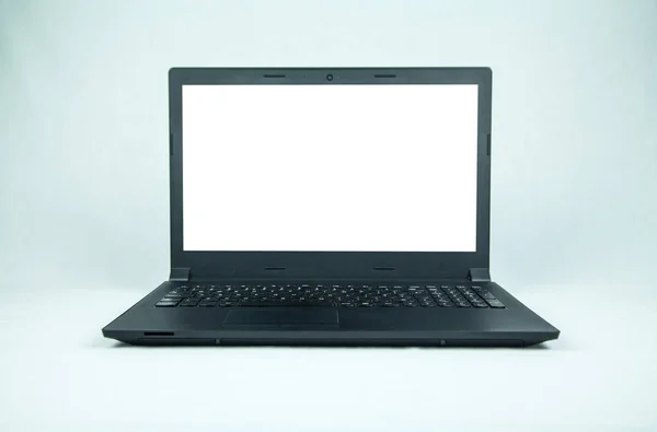 Czarny laptopa z pustego ekranu na szarym tle. — Zdjęcie stockowe