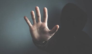 Kukuletalı adam dur jest yapma.