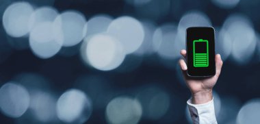 Yeşil pil simgesinin üstünde perde ile el gösteren telefon.