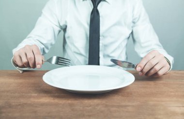 Adam gösteren çatal bıçak ile. Yemek zamanı