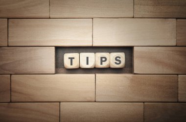 İpuçları metin ile ahşap blok arka plan.