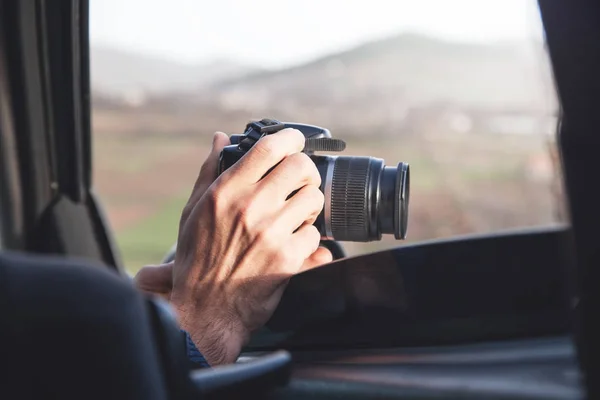 Fotoğrafçı Alarak Fotoğraf Bir Açık Araba Penceresinden — Stok fotoğraf