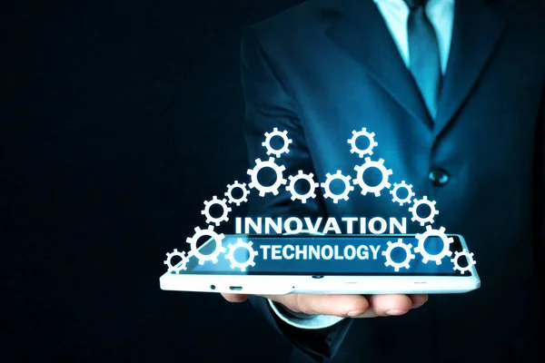 Man Met Innovatie Technologie Word Met Versnelling Mechanisme — Stockfoto