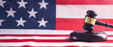 Yargıç tokmak ile Amerikan bayrağı.