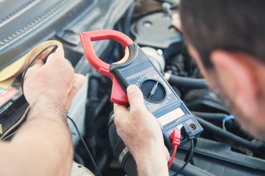 Multimetre test araba motoru ile mekanik. Araba servisi 