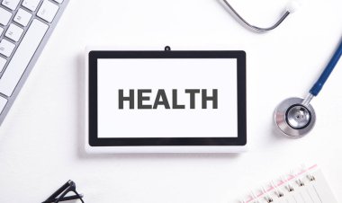 Tablet, stetoskop, klavye, gözlük ve Not defteri. Sağlık