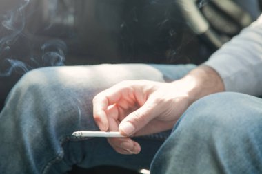 Sigara içen adam. Kavram sigarayı bırakın