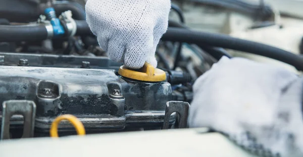 Technician checking oil level in car engine. — Stock Photo, Image