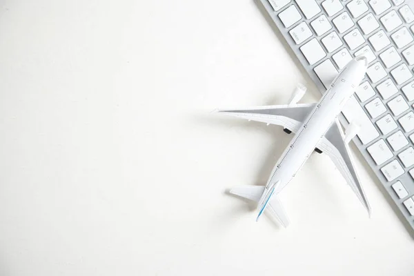 Avião com teclado de computador. Reserva Online — Fotografia de Stock