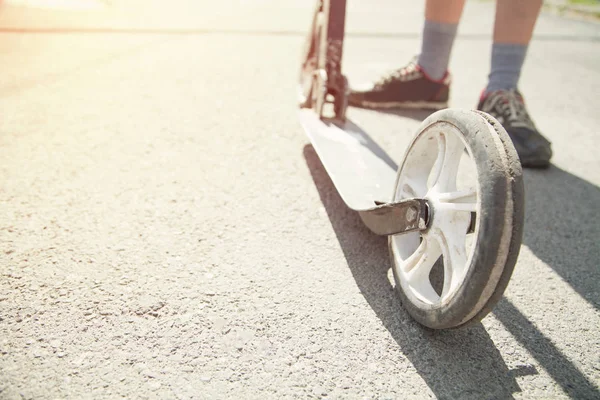 Junge auf Motorroller auf der Straße. — Stockfoto