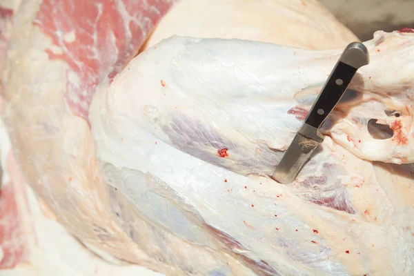 Carne cruda con un cuchillo. Corte de carne — Foto de Stock