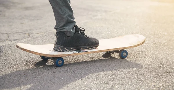 Garçon promenades sur skateboard dans l'asphalte. — Photo