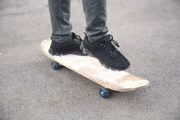 Ragazzo cavalca sullo skateboard in asfalto. — Foto Stock