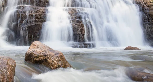 A cascata com pedras. Hora de verão — Fotografia de Stock