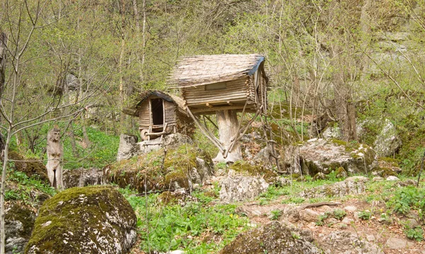 Прекрасный вид. Деревянный дом в лесу. Армения — стоковое фото