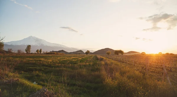 Bela vista. Pôr do sol no campo. Arménia — Fotografia de Stock