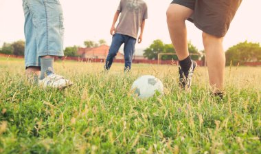 Bir futbol sahasında bir futbol topu ile Kafkas çocuklar.