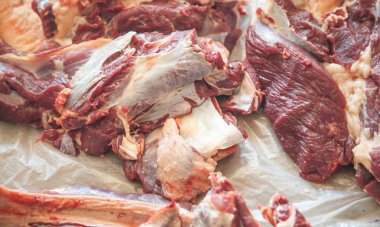 Büyük et parçaları.