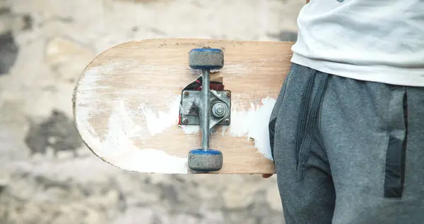 Kaukasischer Junge mit Skateboard in der Hand. — Stockfoto