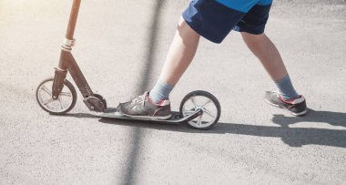 Sokakta motosiklet süren bir çocuk..