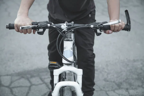 Beyaz çocuk asfaltta bisiklete biniyor. — Stok fotoğraf