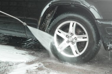 Araba yıkama. Bir oto yıkama servisinin çamaşır yıkama işlemi