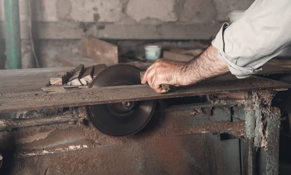 Carpintero cortando un trozo de madera con una máquina de carpintería. —  Fotos de Stock