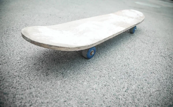 Skateboard auf dem Asphalt. Sommer — Stockfoto