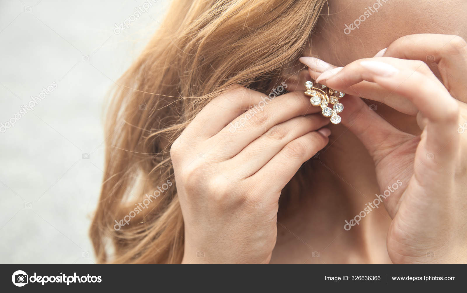 Девушка одевает сережки. Серьги одевают или надевают. Дарить серьги. Каффы 2022. Девушка одевает серьги.
