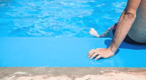 Blanke man in het zwembad. — Stockfoto
