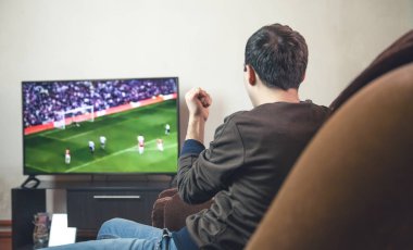 Beyaz adam futbol smart TV izlerken.