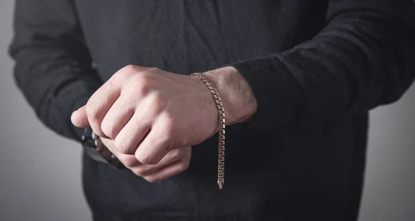 Un hombre con un brazalete caro. Accesorios de moda y joyas — Foto de Stock