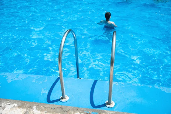 Piscina exterior com água azul. Verão, Natação — Fotografia de Stock