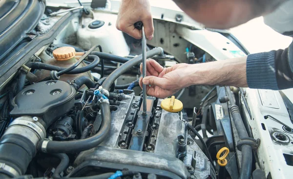 Mecánico trabajando en el motor del coche. Reparación de automóviles, Centro de servicio — Foto de Stock