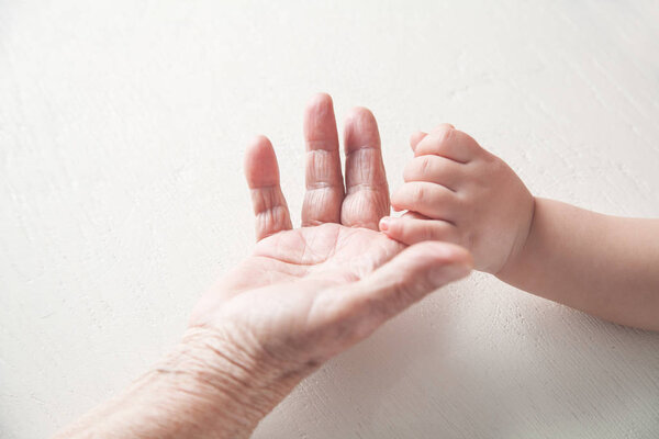 Пожилая женщина и ребенок вместе.