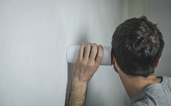 Кавказский человек подслушивает через стену
. 