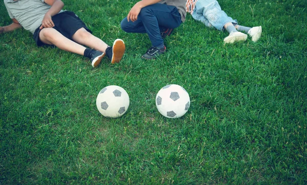 Kaukaski chłopcy z piłką nożną na boisku. — Zdjęcie stockowe