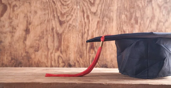 Casquette de graduation sur le bureau en bois. Éducation — Photo