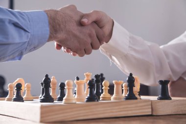 İş adamları el sıkışıyor. Satranç oynuyorum