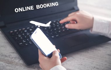 Akıllı telefon kullanarak el. Uçak bileti alıyorum. Online Rezervasyon