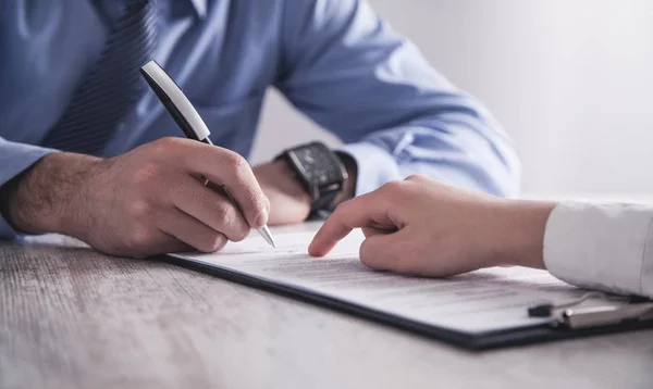 Geschäftsleute unterzeichnen Vertrag. Geschäftskonzept — Stockfoto