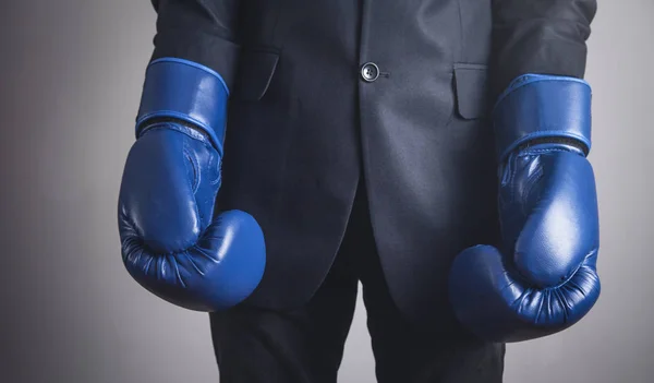 Бизнесмен в боксерских перчатках. Бизнес, власть, спорт — стоковое фото