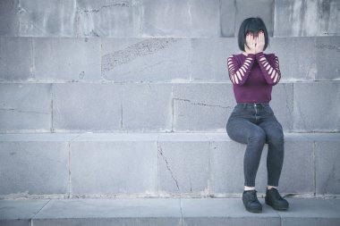 Depresyonda ve kadın yüzünü kaplayan vurguladı.