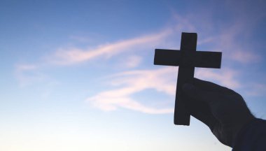 Erkek el Hıristiyan çapraz tutarak.